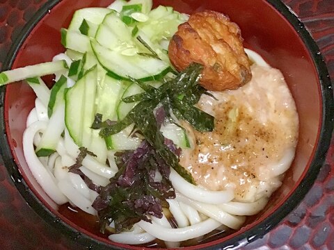 とろろぶっかけうどん(冷)さつま揚げ付き。